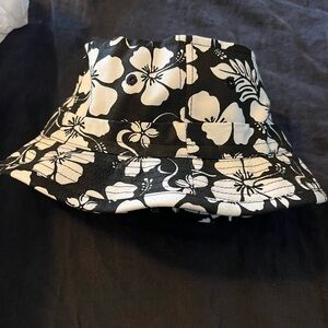 Black and White Decky Hibiscus Floral Bucket Hat